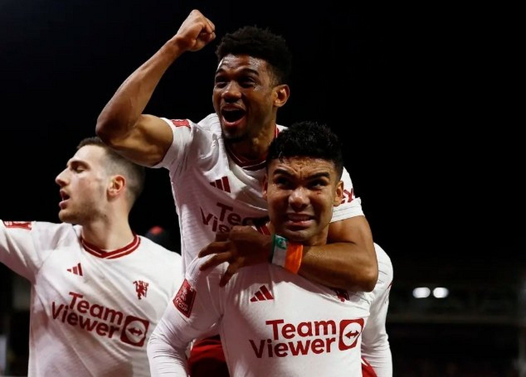 球队队长在比赛成死球时有权就裁判员的判罚提出疑义