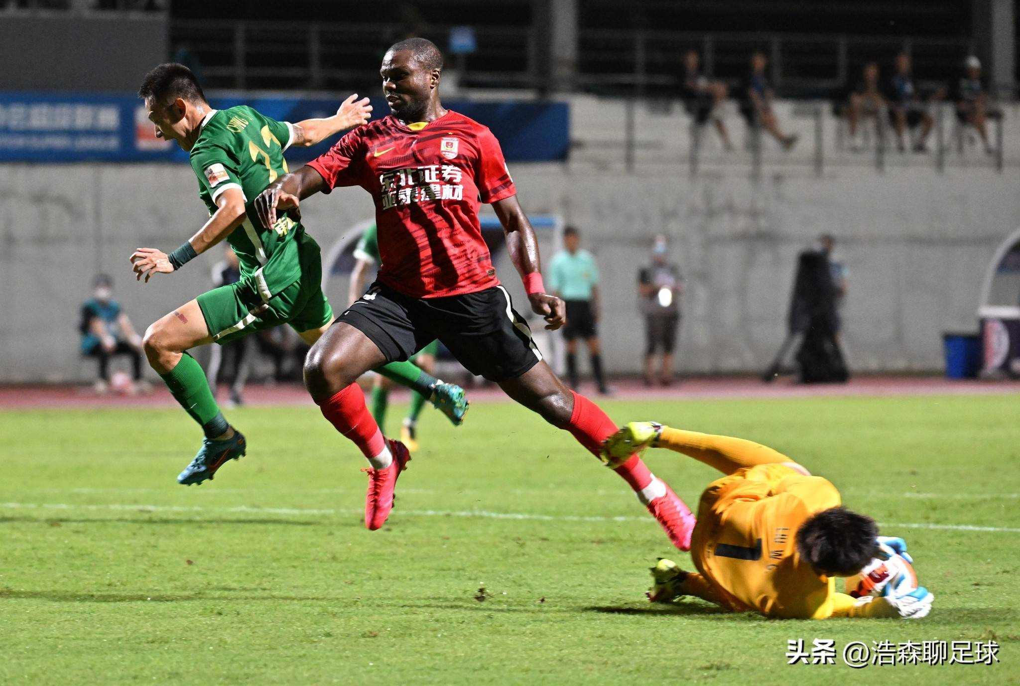 一位中超球员签了一项3年期,2500万元的合约